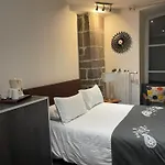 Dans Maison Du Xviᵉ Siecle, A Ferrand Petit Dejeuner Et Menage Inclus Apartamento *
